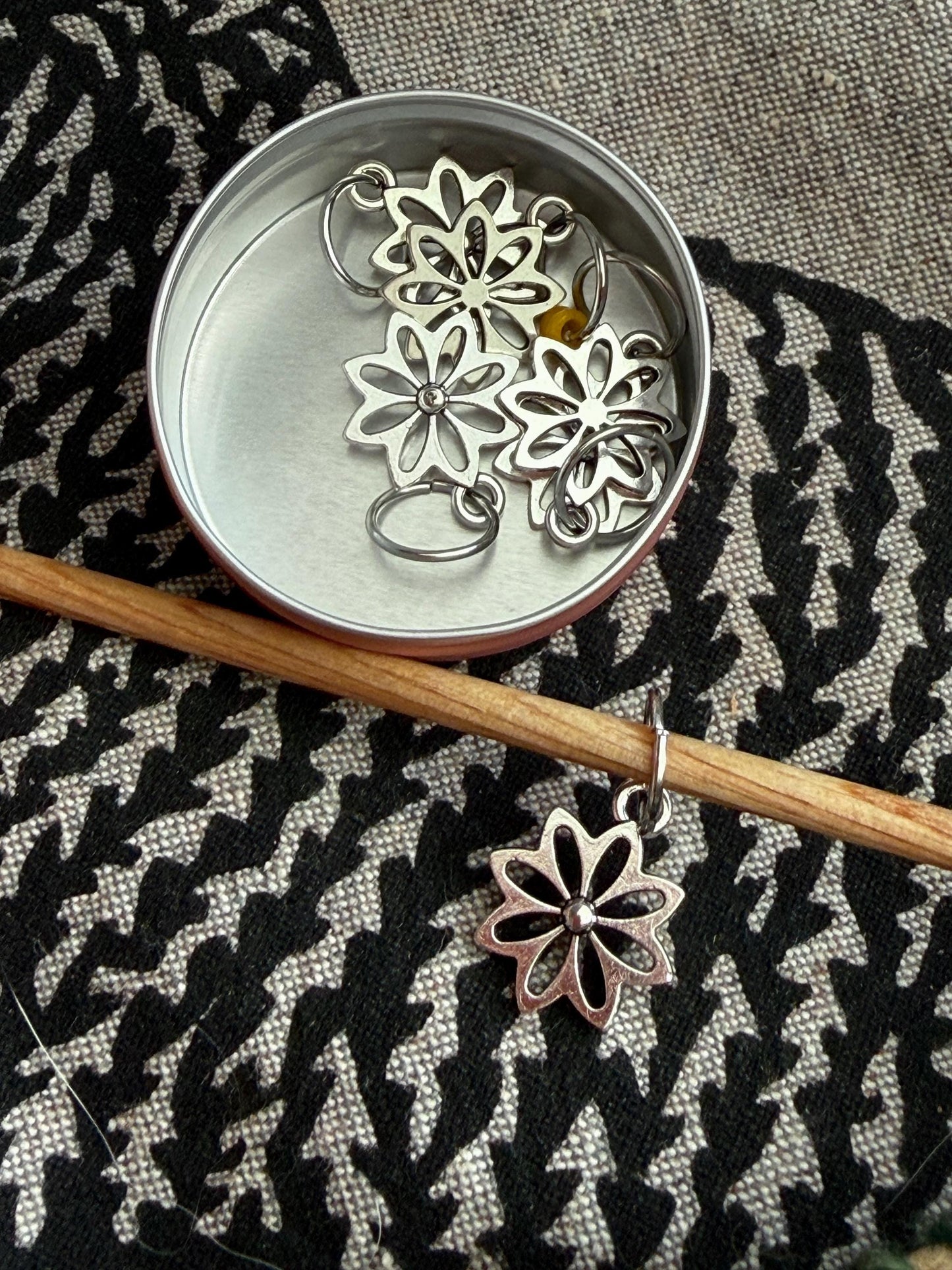 Silver Daisy Snag Free Stitch Holders, Set of 6, Stitch Markers, Yarn Jewelry