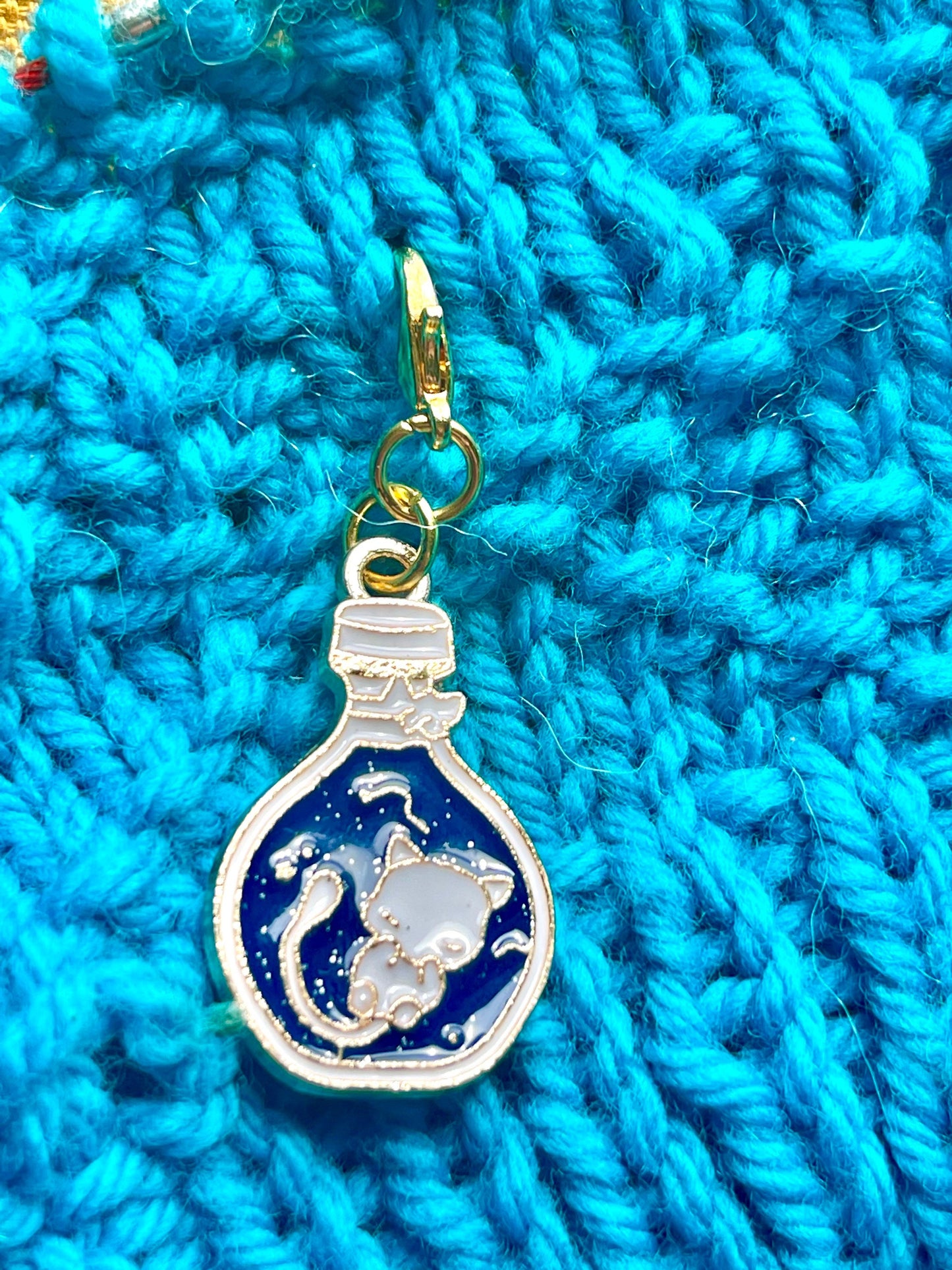 White Cat Lightbulb Zipper Pull, Crochet Marker, Yarn Jewelry