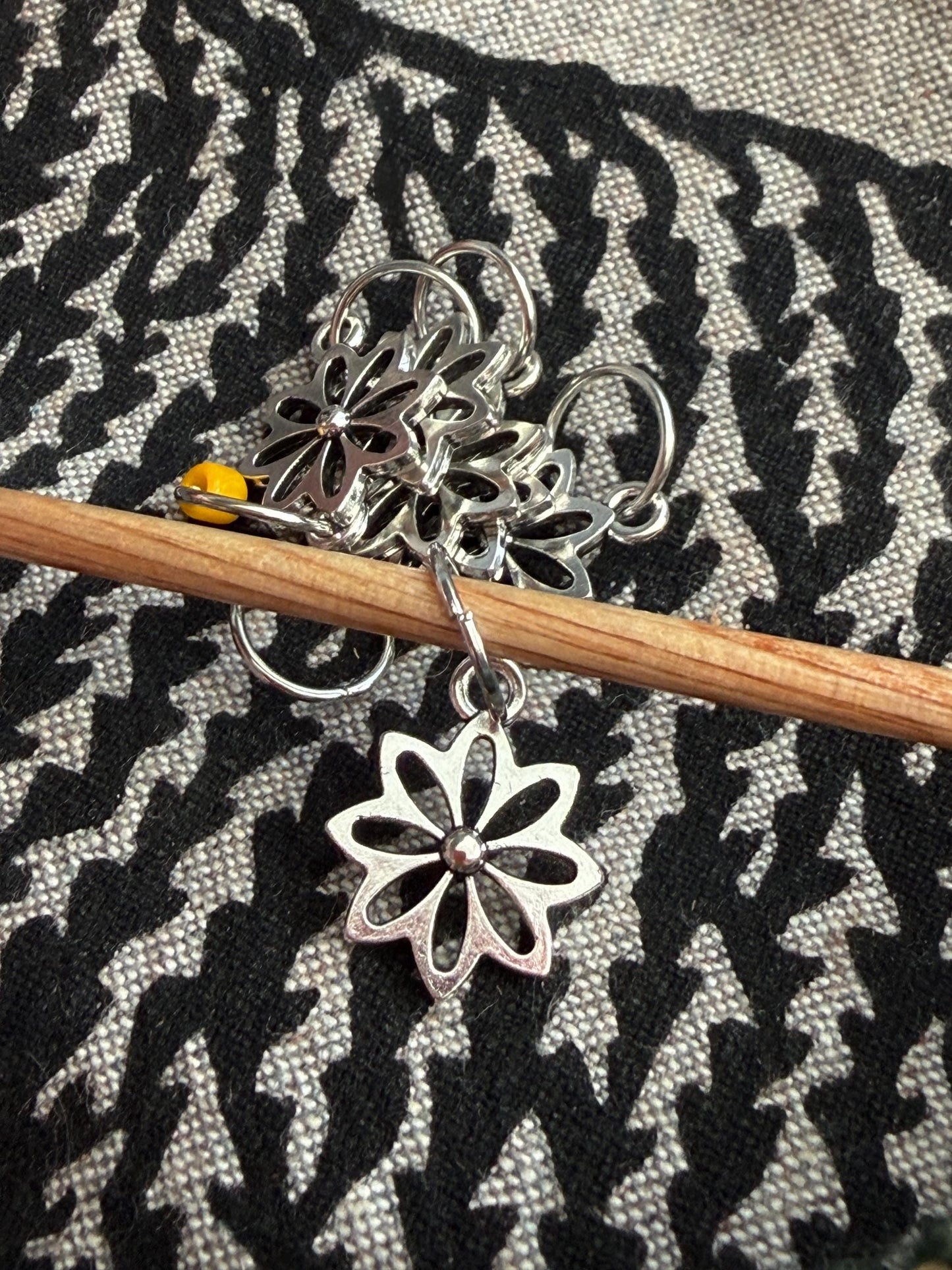 Silver Daisy Snag Free Stitch Holders, Set of 6, Stitch Markers, Yarn Jewelry