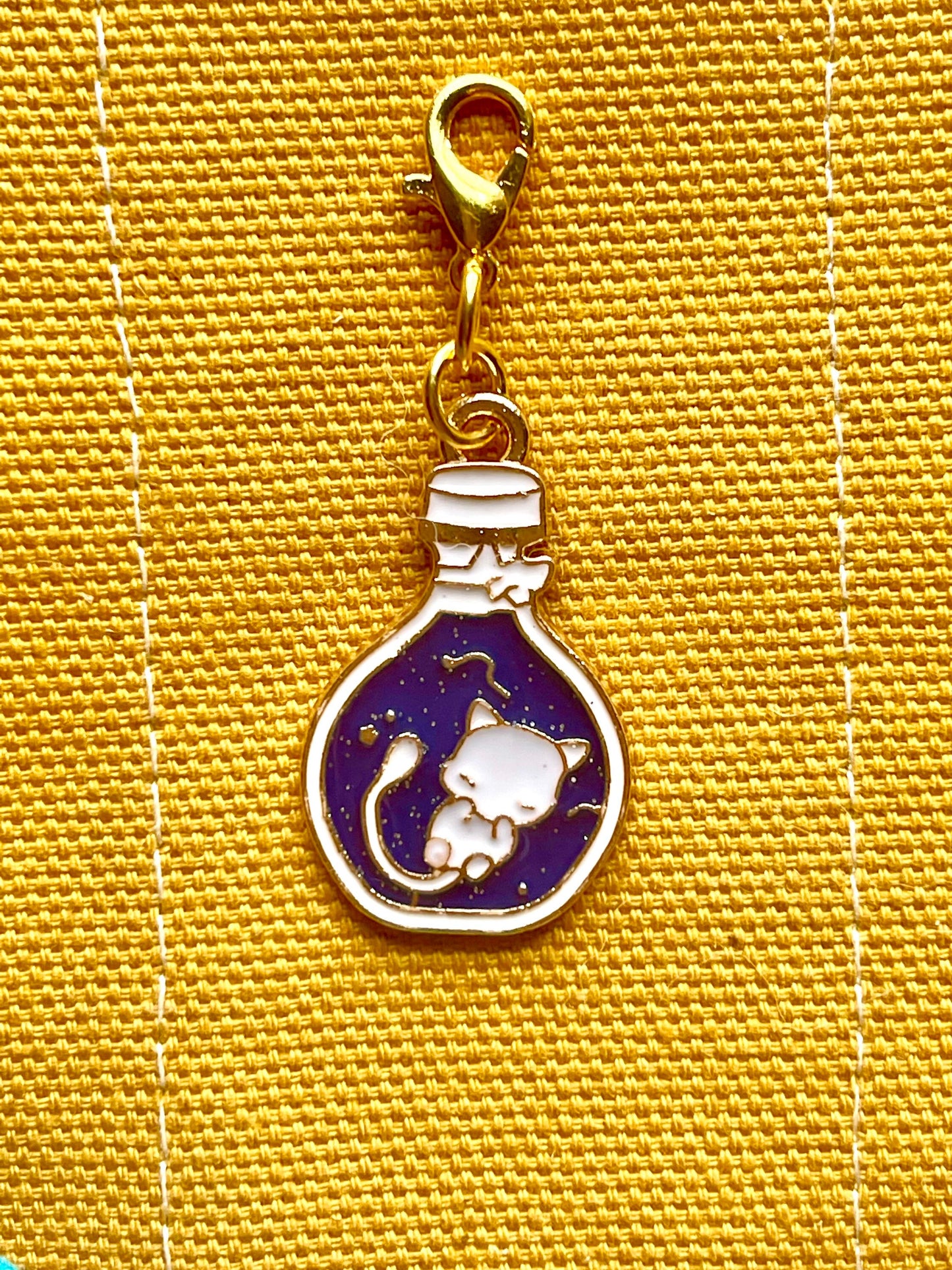White Cat Lightbulb Zipper Pull, Crochet Marker, Yarn Jewelry