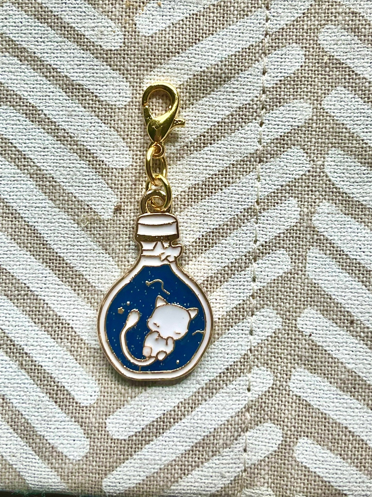 White Cat Lightbulb Zipper Pull, Crochet Marker, Yarn Jewelry