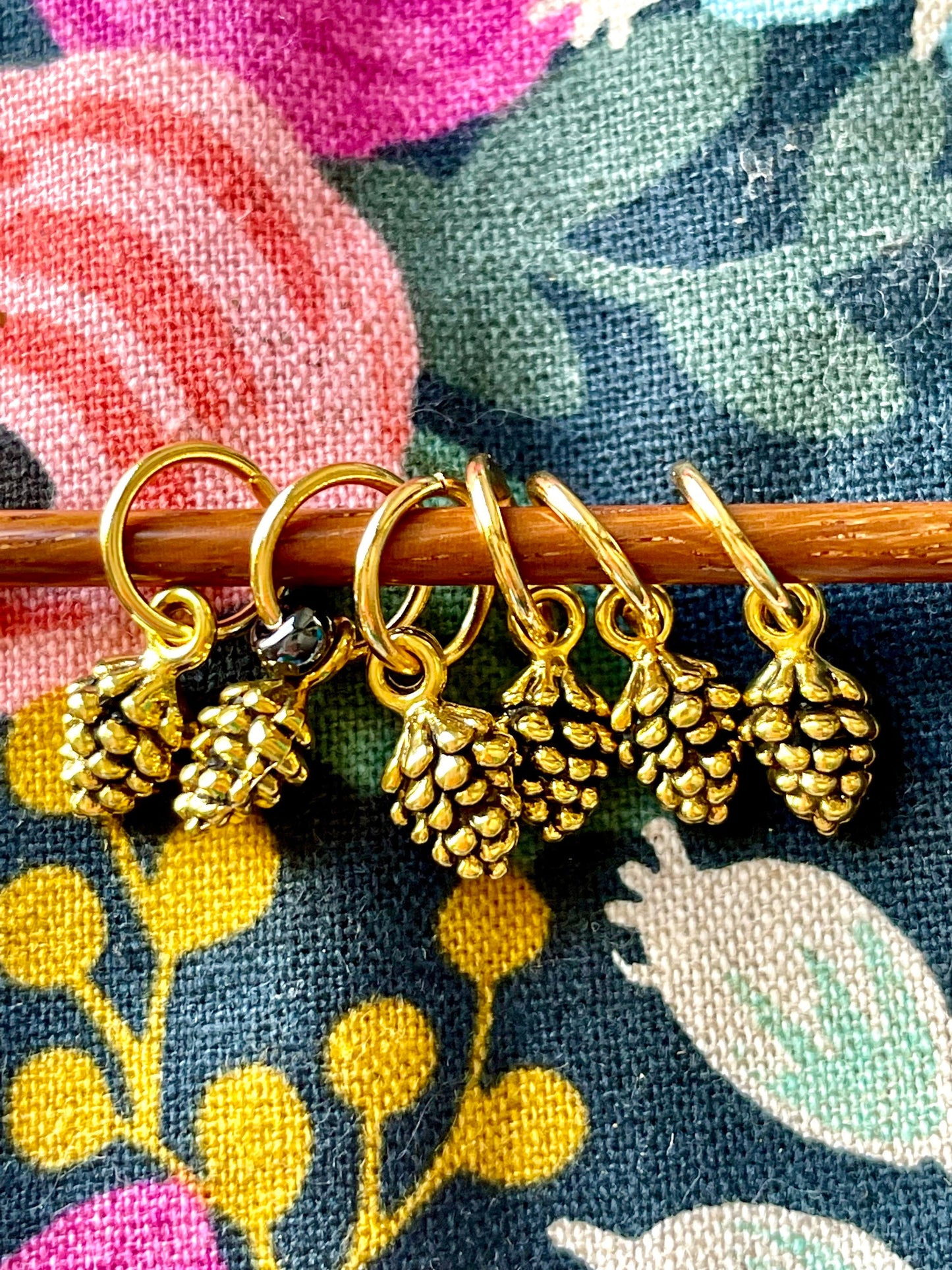 Gold Pine Cones Snagless Stitch Markers, Knitting Accessories, Snag Free Progress Keepers, Yarn Jewelry, Knitters Ideas, Pinecone