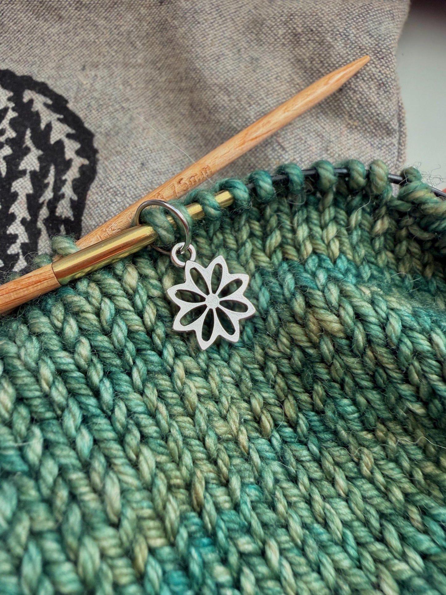 Silver Daisy Snag Free Stitch Holders, Set of 6, Stitch Markers, Yarn Jewelry