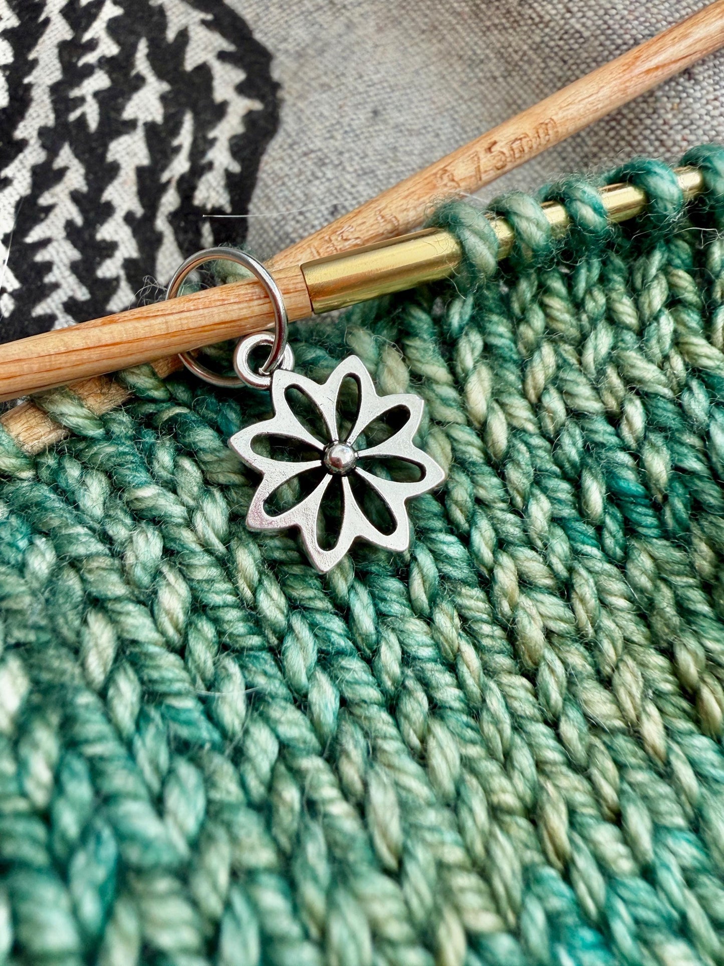 Silver Daisy Snag Free Stitch Holders, Set of 6, Stitch Markers, Yarn Jewelry