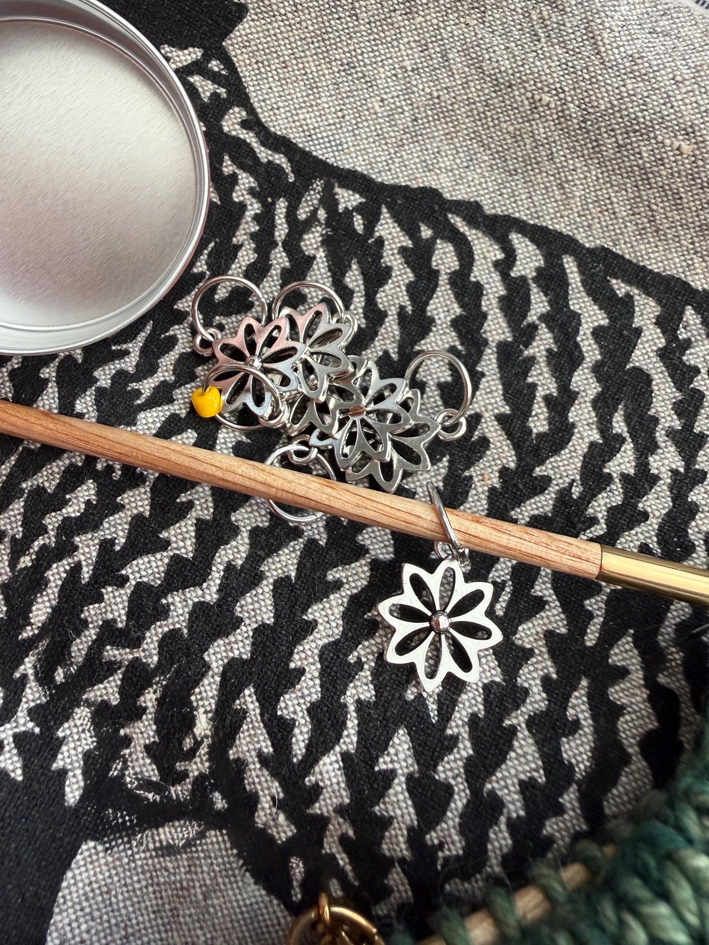 Silver Daisy Snag Free Stitch Holders, Set of 6, Stitch Markers, Yarn Jewelry